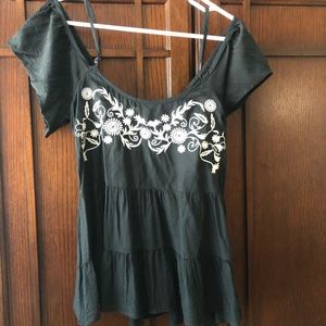 Xhiliaration embroidered top
